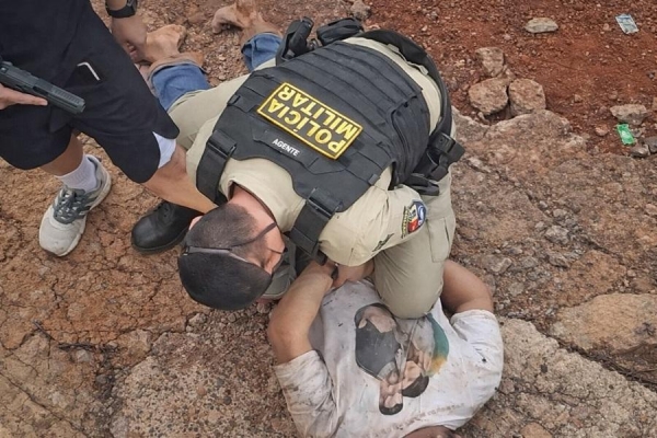 permanece à disposição da Justiça enquanto a motivação do feminicídio segue sob investigação.