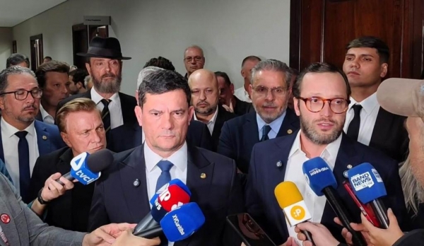 Sergio Moro (PL) e o deputado Filipe Barros (PL) elogiaram Ratinho Junior e falaram sobre expansão da sigla na janela partidária. (Foto: Raiany Kelly/Banda B)