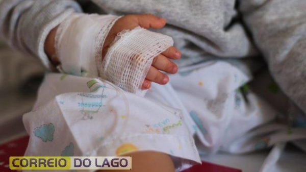 O Tribunal do Júri de Corbélia, no Oeste do estado, condenou nesta quarta-feira, 6 de maio, um homem denunciado pelo Ministério Público do Paraná pela tentativa de homicídio do próprio filho – um bebê de apenas três meses de idade – no dia 13 de dezembro de 2023. A pena fixada foi de 22 anos e 9 meses de prisão, em regime fechado. O crime provocou grande comoção na cidade pela violência empregada.  Clique aqui para participar de um dos nossos grupos no WhatsApp   Na data do crime, no interior da residência em que morava, o réu, agora condenado, então com 28 anos, começou a agredir o filho, espancando-o, com extrema violência, apenas porque ele não parava de chorar. O bebê somente resistiu aos ferimentos porque recebeu pronto atendimento médico.  O Conselho de Sentença acolheu as teses sustentadas pela Promotoria de Justiça em denúncia, reconhecendo como qualificadora do crime o motivo fútil. O fato de a vítima ter menos de 14 anos foi considerado como causa de aumento da pena.  O réu, que já estava preso preventivamente, seguirá detido para o início do cumprimento da pena.  Fonte: MPPR