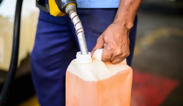 Retirada do subsídio à gasolina para conter alta no preço deve ser adiada pelo governo. (Foto: Marcello Casal Jr./Agência Brasil)