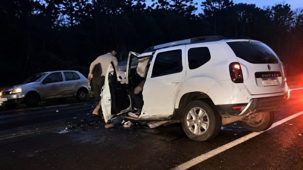 A colisão envolveu um Renault Duster, um Fiat Linea, um Chevrolet Corsa, um Volkswagen Gol e um caminhão. Foto: PRF