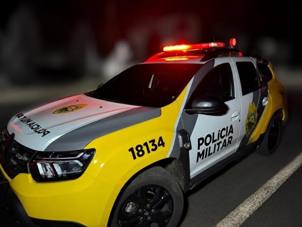 Um homem foi preso na noite de domingo (16) após uma ocorrência de ameaça no contexto de violência doméstica e familiar, no Bairro Primavera, em Marechal Cândido Rondon.  A Polícia Militar foi acionada por volta das 21h50 para comparecer à Rua Campo Grande. Quando a equipe chegou ao endereço, o SAMU já prestava atendimento à vítima.  A mulher contou aos policiais que havia terminado, há aproximadamente duas semanas, um relacionamento que durou cerca de um mês. Segundo ela, o ex-companheiro mora em uma residência localizada nos fundos do mesmo terreno.  Na noite de domingo, a vítima estava na área externa acompanhada de um amigo quando o ex-companheiro teria chegado alterado e, armado com uma faca, ameaçado os dois de morte.  O amigo confirmou a versão apresentada pela mulher e relatou que precisou arremessar uma cadeira contra o suspeito para se defender.  Os policiais foram até a residência do homem e realizaram a abordagem. Conforme o boletim, o próprio suspeito indicou onde havia escondido a faca, que foi localizada embaixo da cama e apreendida.  Ao apresentar sua versão, o homem afirmou que teria utilizado a faca apenas para se defender do outro envolvido e negou ter ameaçado a ex-companheira.  Diante dos relatos e da manifestação das vítimas pelo prosseguimento do caso, o suspeito foi encaminhado à 47ª Delegacia de Polícia Civil de Marechal Cândido Rondon, onde a ocorrência foi apresentada à autoridade policial para as providências cabíveis.