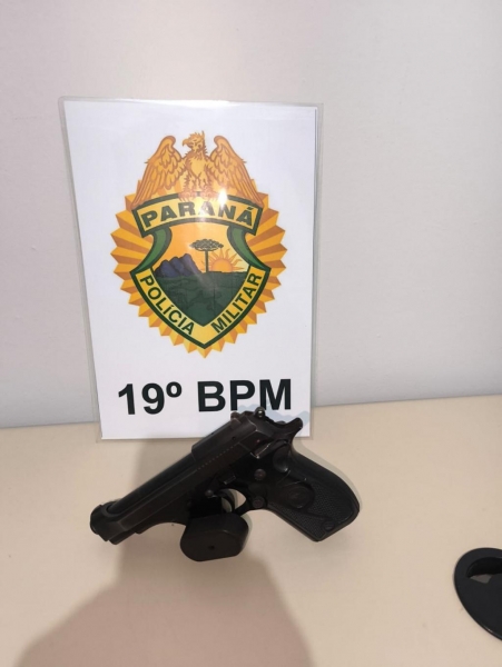 Um homem foi preso após uma pistola calibre .380 com a numeração suprimida ser encontrada dentro de uma Toyota Hilux durante uma abordagem policial em São Pedro do Iguaçu, no Oeste do Paraná.  Durante a fiscalização, os policiais identificaram o motorista e constataram que ele estava com a Carteira Nacional de Habilitação (CNH) cassada.  Diante da situação, foi realizada uma busca no interior da caminhonete. Na lateral do banco do motorista, os policiais localizaram uma arma de fogo que estava escondida.  Tratava-se de uma pistola Fatih 13, modelo Fisas Turkiye, calibre .380, que, segundo a Polícia Militar, apresentava a numeração suprimida.  O armamento foi apreendido e o motorista recebeu voz de prisão.  Além da ocorrência relacionada à arma de fogo, foram lavradas as notificações de trânsito cabíveis em razão das irregularidades constatadas durante a abordagem.  O homem e a pistola apreendida foram encaminhados à 20ª Subdivisão Policial de Toledo, onde o caso foi apresentado à autoridade policial para os procedimentos legais.