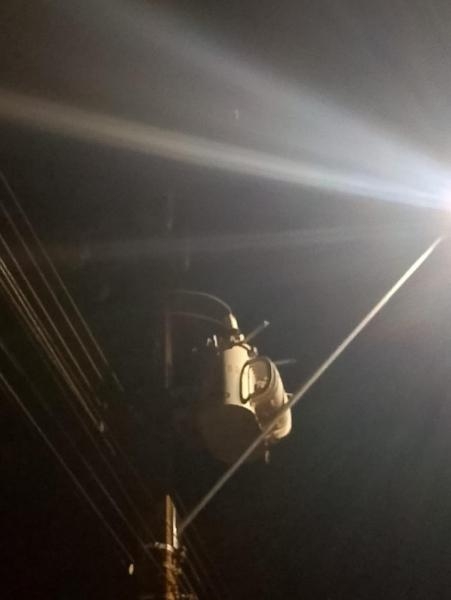 Uma moradora de Nova Santa Rosa procurou o Portal Nova Santa Rosa para alertar sobre uma situação que vem causando preocupação no bairro Recanto Feliz, conhecido popularmente como Mutirão.  Segundo o relato, um transformador instalado em um poste na Rua Arnaldo Busato, entre dois pontos de ônibus da localidade, está soltando faíscas e emitindo um ruído constante e elevado.  A situação foi registrada durante a noite e as imagens encaminhadas ao Portal mostram o transformador instalado junto à rede elétrica. A preocupação dos moradores é de que uma possível falha no equipamento possa se agravar e oferecer risco às pessoas que residem ou circulam pelo trecho.  A moradora solicita uma avaliação urgente por parte da equipe responsável pela rede de energia, para identificar a origem das faíscas e realizar os reparos necessários.  O Portal Nova Santa Rosa publica o alerta para dar visibilidade à situação e para que o problema possa chegar ao conhecimento dos responsáveis.  Enquanto o transformador não for avaliado, é importante que moradores e pedestres mantenham distância do poste e não tentem qualquer tipo de intervenção no equipamento ou na rede elétrica.