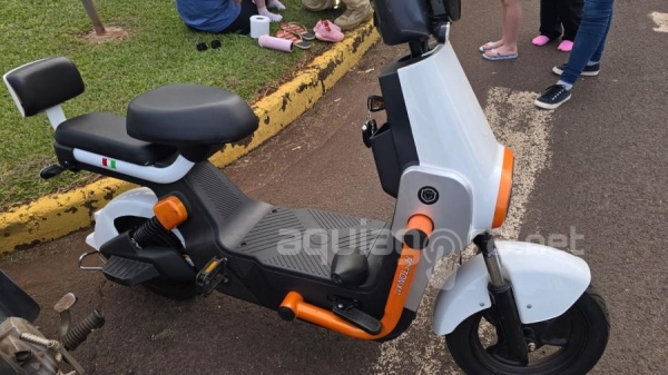 Um acidente de trânsito mobilizou equipes do Corpo de Bombeiros (4º BBM) e da Polícia Militar no fim da tarde desta segunda-feira (24), por volta das 17h32, em Marechal Cândido Rondon. Uma colisão deixou duas pessoas feridas no cruzamento da Rua Paraná com a Rua Tropical.  De acordo com as informações, o veículo Chevrolet Prisma de cor branca trafegava pela Rua Tropical em direção à Avenida Rio Grande do Sul. No automóvel estavam três pessoas: a motorista e duas crianças, que felizmente não sofreram nenhum ferimento.  No cruzamento das vias, houve a colisão com a condutora da bicicleta/patinete elétrico Foston X12 de cor branca, que descia a Rua Santa Catarina no sentido em direção à Vila Gaúcha.  Com o impacto, as duas ocupantes da bicicleta sofreram quedas e ferimentos. As vítimas são uma mulher de 32 anos e sua filha, uma criança de apenas 4 anos.  Ambas sofreram ferimentos considerados leves. Elas receberam os primeiros socorros da equipe do Corpo de Bombeiros e foram encaminhadas para avaliação médica na Unidade de Pronto Atendimento (UPA) do município.  Uma equipe da Polícia Militar também esteve presente no local para registrar a ocorrência e realizar os levantamentos do acidente.
