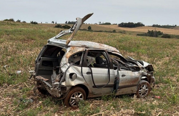 O veículo saiu da pista pelo lado esquerdo e capotou, parando às margens da rodovia.Foto: PRE